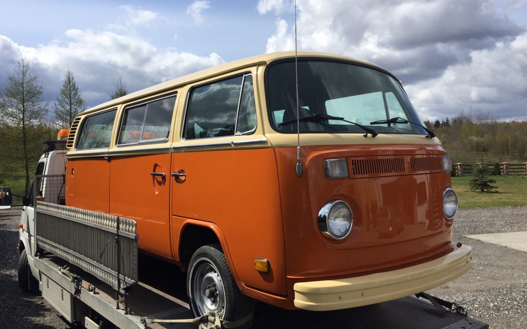 Superfin VW buss T2 Bay-window 1978 på väg in