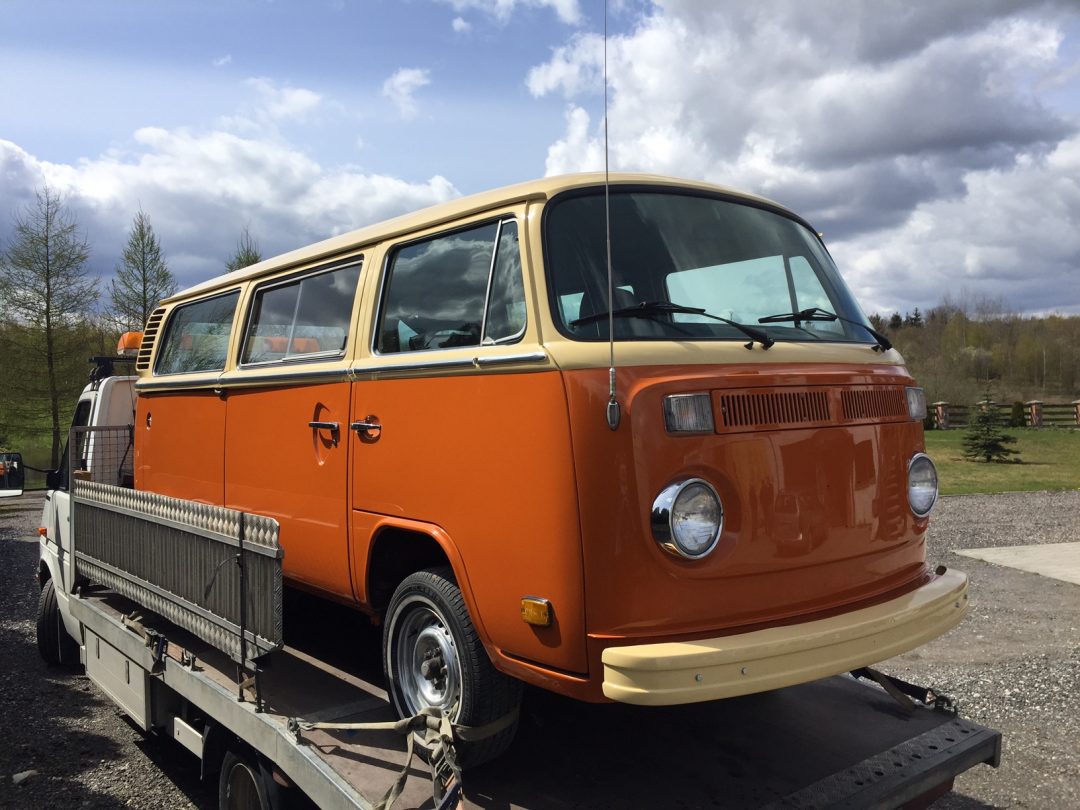 Superfin VW buss T2 Bay-window 1978 på väg in