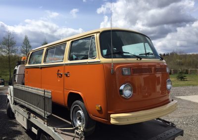 Superfin VW buss T2 Bay-window 1978 på väg in