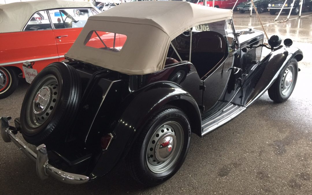 Två fina klassika MG bilar (MG A och MG TD) på väg in