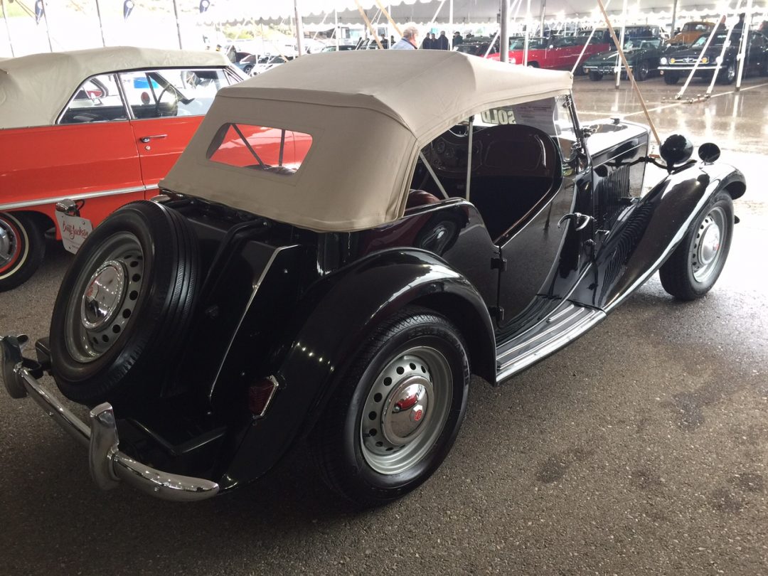 Två fina klassika MG bilar (MG A och MG TD) på väg in