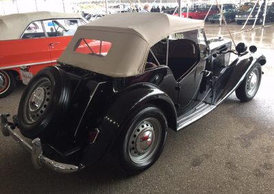 Två fina klassika MG bilar (MG A och MG TD) på väg in