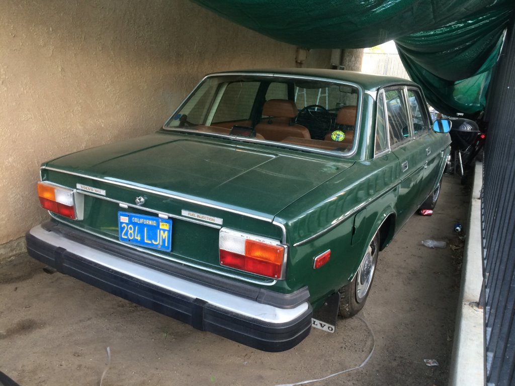 Två roliga Volvoklassiker bilar på väg till Nilu
