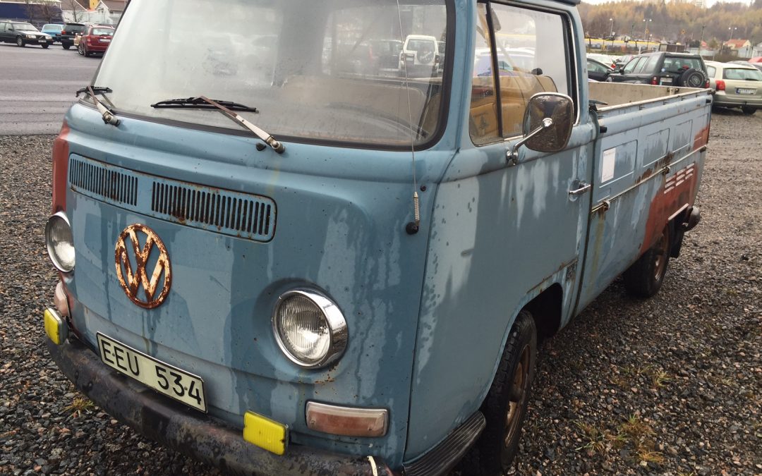 Två VW veteranbilar som nu skall renoveras
