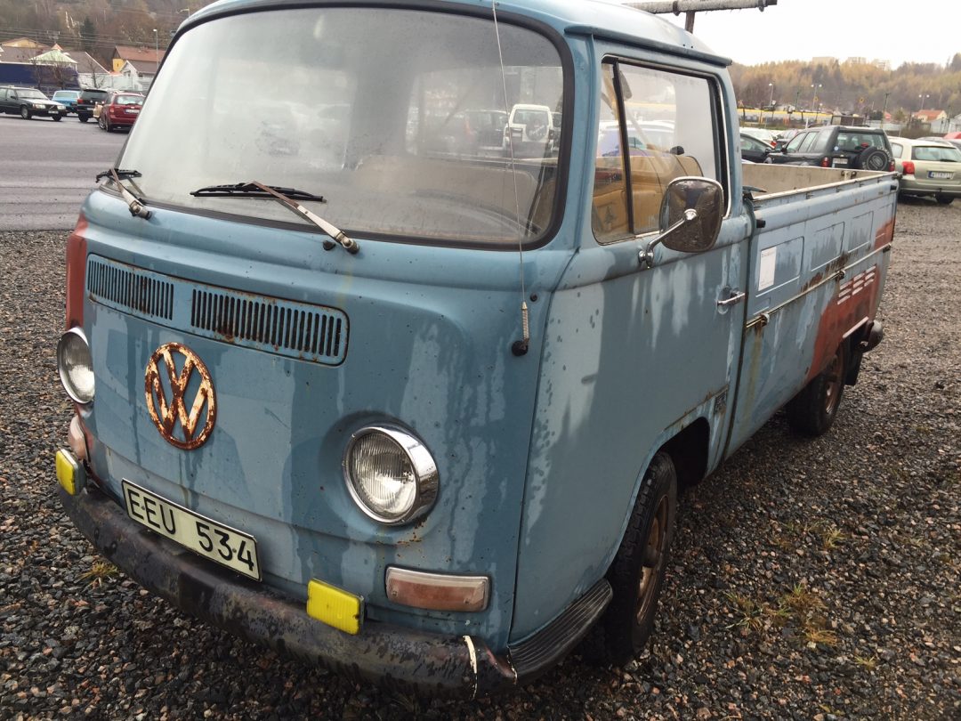 Två VW veteranbilar som nu skall renoveras