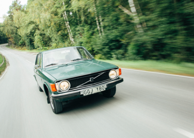 Volvo 144 De Luxe ”Sport” 1973 på väg in.