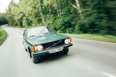 Volvo 144 De Luxe ”Sport” 1973 på väg in.